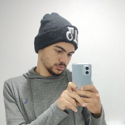 Nascido em 98, Jornalista, amo jogar xadrez e praticar esportes! As vezes desabafo por aqui kkkkk