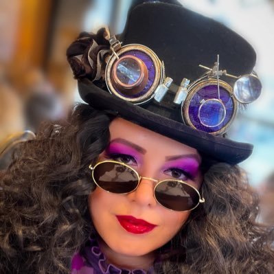 Steampunk and victorian fashion lover. Promoting steampunk in daily life in the city of Brussels.