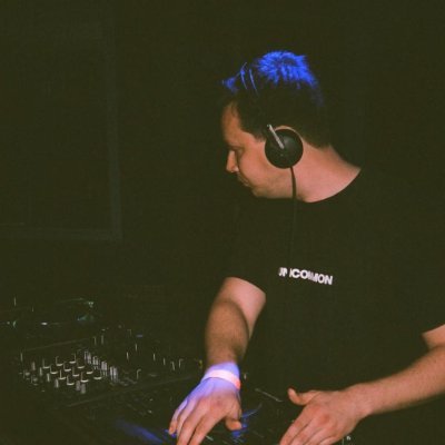 Max - DJ - Kaged - UNCOMMON - Techno, DnB, Breaks Connaisseur