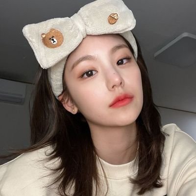FAKTITIUS. Ia meruai sorai lewat jentik jemari, mempersembahkan tari serta melodi di tengah pameran skulptur suralaya. Ia merengkuh kandarpa; Hwang Ye-ji ♕