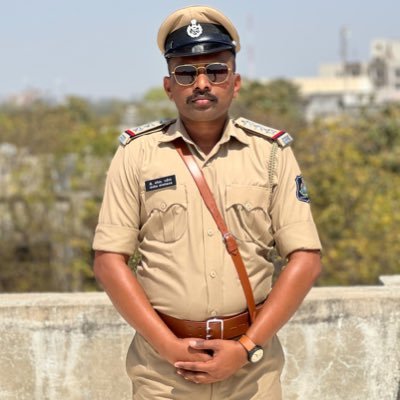 • Gujarat Police Service (GPS) • સેવા | શાંતિ | સુરક્ષા • Police Inspector 👮🏼‍♂️ • સંઘર્ષ કરતા રહો... સંઘર્ષ કદી હારતો નથી. 🎯