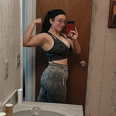 AshleyFreyler's profile picture. Am artist. Am teacher. Am Ashley.