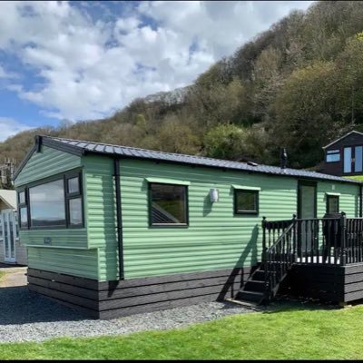 With SUNSET VIEWS this holiday home offers a modern, relaxed and comfortable stay. Situated just a few minutes walk away from the beach. #Wales