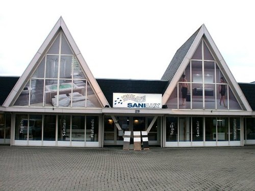Verblauw Sanilux voor uw sanitair, tegels en installatiewerkzaamheden. In onze showroom 750 m² diverse voorbeelden van badkamers,tegels,plafonds en radiatoren.