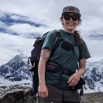 #Writer | #Traveler | #vanlife 🚐 & #nomad | #LGBTQ 🏳️🌈 | Dog Mama | Outdoor Enthusiast |