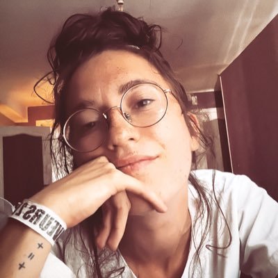 Hé toi Qu'est-ce que tu regardes? T'as jamais vu une femme qui se bat?