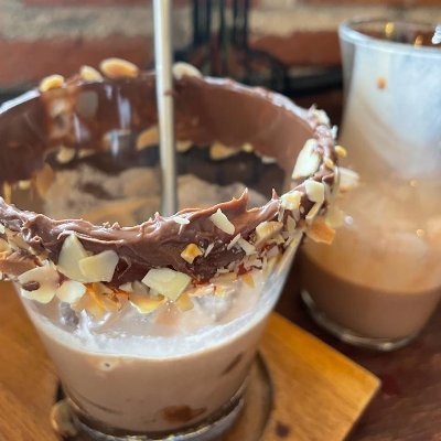keluarga sederhana yang suka baca dan minum kopi sambil menikmati hujan ;)
