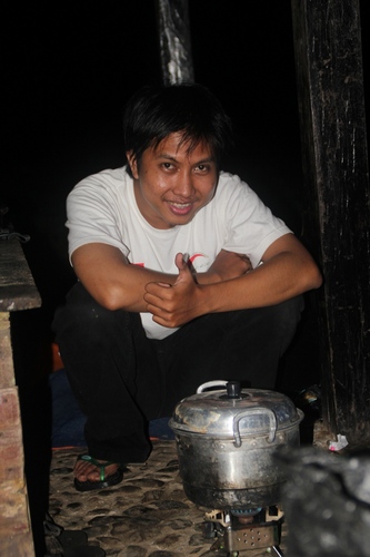orang yang masih mencoba memahami, belajar dan berpikir.
Pengurus dan relawan Bulan Sabit Merah Indonesia...
Sangat Menyukai Fotografi Jurnalistik.