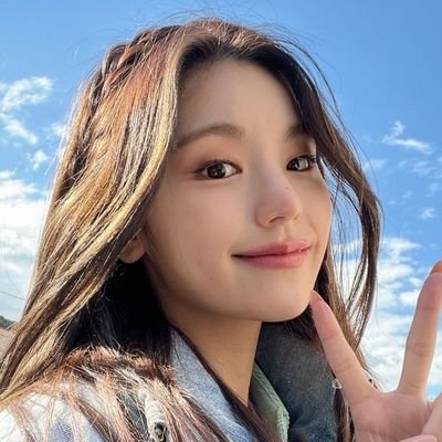 hwolder's profile picture. ✿ : this bijoux boutique is a snuggety haven, a minuscule treasure trove o' wonders. ⋆｡°🕯️