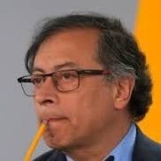 Fake de Gustavo Francisco Petro Urrego, presidente de Colombia 2022-2026. Con Gaviria, Samper y Santos. nuevo mejor amigo de Uribe. Cuenta No oficial