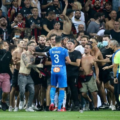 Passionné par l’OM,le foot et tout ce qui s’y rapporte.Pas là pour gratter des likes ou des abos,mais pour avoir des infos,écouter des spaces et parler de l’OM.