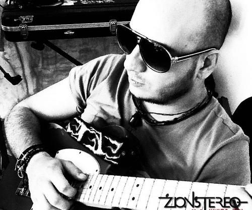 guitarrista de la agrupacion Zionstereo