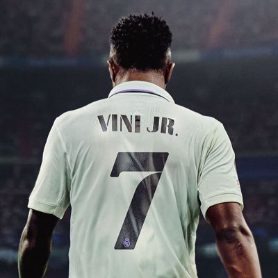 Lo bonito bonito bonito es ver jugar al Real Madrid. Diez tíos de blanco y un portero defendiendo un escudo, un sentimiento y una manera de vivir.