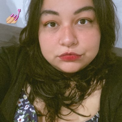 ceciliahma's profile picture. descalça com um pedaço de queijo na mão