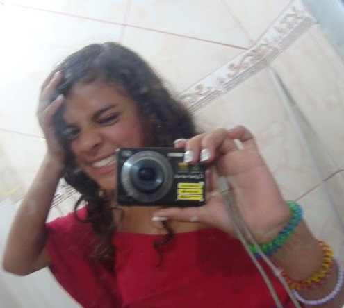 Oficial , amigável ,estudiosa ,legal . Diferente , :D 
A vida é linda ,pena que não dura pra sempre  .
