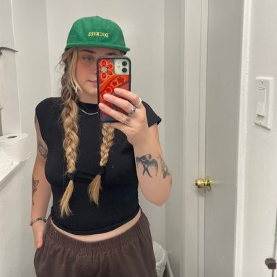 chloeecal's profile picture. 