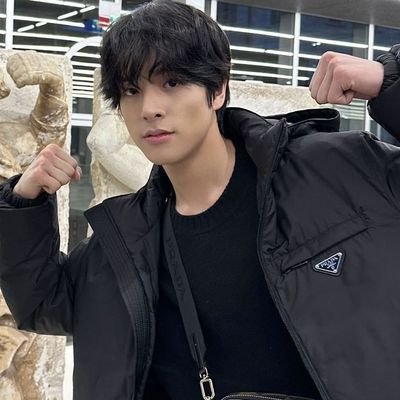 hiyyihundip's profile picture. thinker's 🔔 mulfand 💤 mostly 🫵🏻 #zb1 #enhypen #treasure #svt #kep1er #newjeans #baemon❗&& random acc ?¿