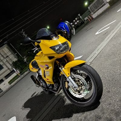 21歳大学生
VTR250乗ってました
おじさんからモテるバイク、VTR1000F乗ってます
バイク以外もツイートします
好きなものは車とバイクとまあ色々