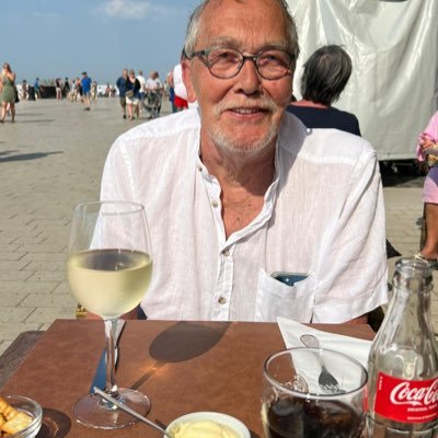 Ex pro-FX-trader,vroeg-pensionado,nonconformist,babyboomer,weduwnaar, dochter&teckel,cultuur,artdeco,design,architectuur,highend audio, economie.