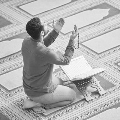 أنا التي أشارَت إليها الشَّمسُ عَندِ غُروبِها تَقولُ إِذا أِسودُ الدُّجَى فَاطلِعِي بَعدي
