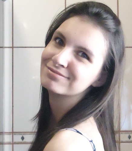 18 anos, gaúcha, acadêmica do curso de Direito, serva do Deus Altíssimo e claro, muito feliz.