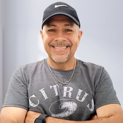 Todo lo creo en Cristo que me fortalece. Soy un feliz padre y amado esposo. Trato de ser un buen ciudadano. Me encanta la justicia. Es mejor dar que recibir...