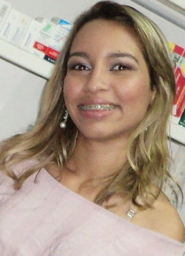 Sou DELICIOSAMENTE complicada, RIGOROSAMENTE feminina, EXAGERADAMENTE impulsiva e LEVEMENTE geniosa! Muito Feliz e de bem com a Vida! =D