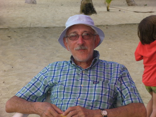 Médico, Cirujano plástico, de la U de Antioquia, retirado.