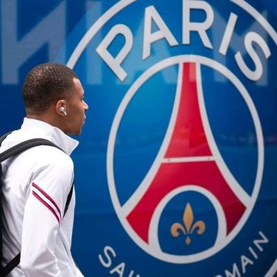 Team @PSG_inside ❤💙@GazoMlg🎙 
Idolo @KMbappe le Goat ⚽️🔥
Saint-Louisien 🤌🏾⚡
C'est Twitter, pas ma vraie vie 👍🙌🚶🏻‍♂️