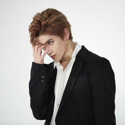 glasslarynx's profile picture. 23