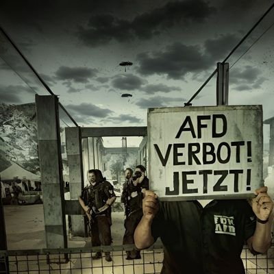 Deutsch-Araberin, Mutter, Antifaschistin, Links, Feministin, Dullijägerin, Flüchtlingshelferin, Beraterin für Opfer von häuslicher Gewalt. Haters gonna Hate!✌🏻