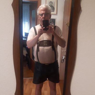 Bin ein Einzelgänger und lebe meinen Lederhosen Windelfetisch 24/7 aus und liebe 💘es regelmäßig meinen Lederhosenwindelpo windelweich versohlt zu bekommen.