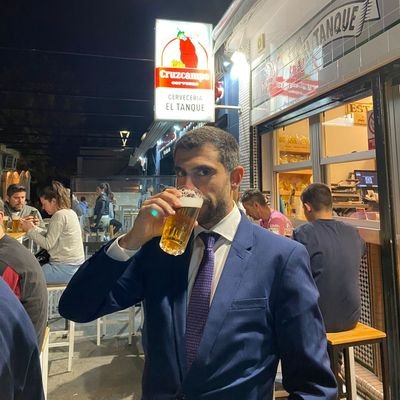 Paso la vida a veces corriendo y a veces tomando una caña. Otras leyendo y esperando a tomar otra caña. Eso si, las cañas solo con gente de bien.