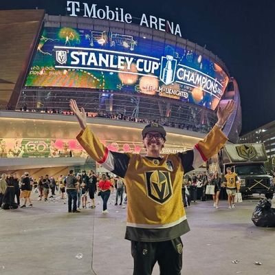 #VegasBorn and #dbacks 🐍 fan living in the realm of Gold and Ice. DM for jersey and cap customization
