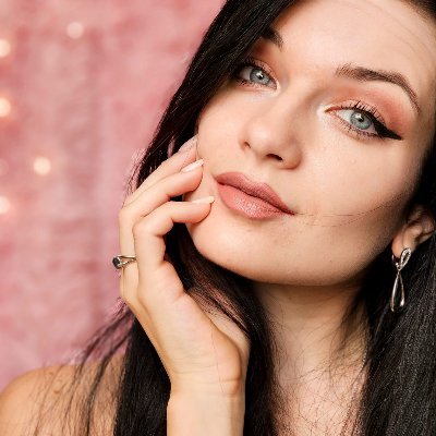 ellirtuous's profile picture. 
