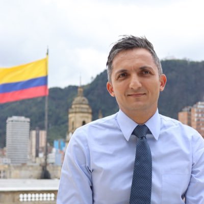🇨🇴 Senador, Pereirano, esposo de Lina, papá de Pedro y Pablo.