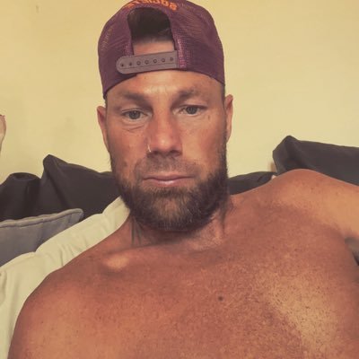 Liam_Official7's profile picture. No pen, no paper - still drawing attention 😉