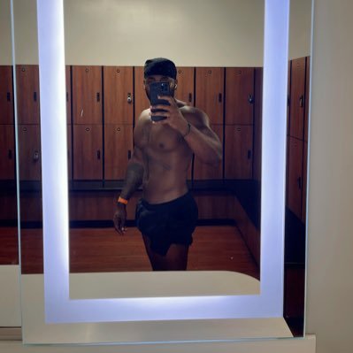 robertriseaz's profile picture. just need a spot to post thirst traps pic lol