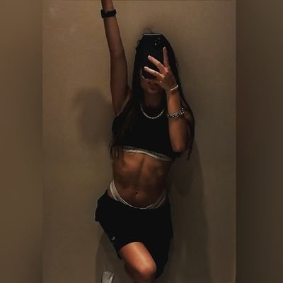 yani_correia_'s profile picture. 