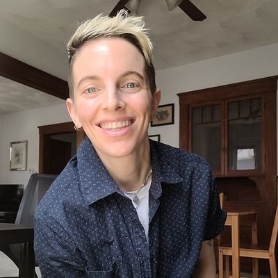 🌈Stereotypical #lesbian| Author of #sapphic #romance| poet| cat mom| bourbon nerd| playlist fanatic |disabled| she/her. Find my books here https://t.co/vPppCktSwu