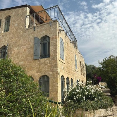 poop19850405's profile picture. ；