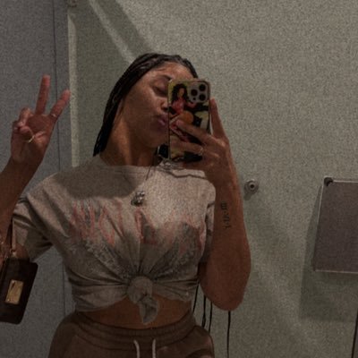 gagwithminaj's profile picture. 