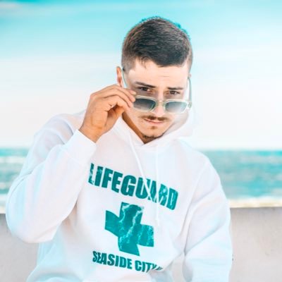 Seaside City is out now on all platforms🌊 Visit my website to stream today 🧸