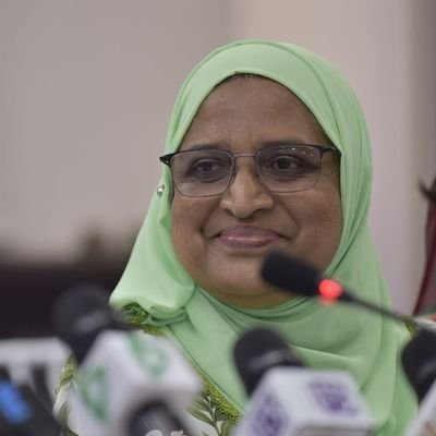 aminadhis's profile picture. 