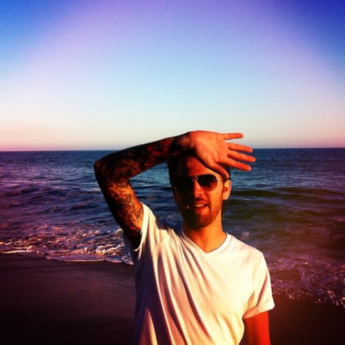@riseabovedead guitar player, graphic designer & travelin' man.