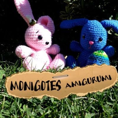 MONIGOTES AMIGURUMI desea alimentar el espíritu de niño que llevamos dentro convirtiendo  muñecos en compañeros y confidentes de sus dueños.