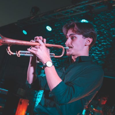 DuboissetCamil1's profile picture. •Trumpeter 🎺 🇫🇷 •Composer ✏️/ Beatmaker🎧 / Arranger🎼 Album commun 💿 X @simon_adavity ⏳ En attendant ⬇️⬇️⬇️