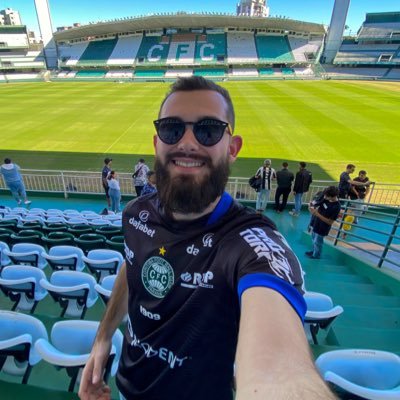 Torcedor do @Coritiba que grava vlogs mostrando a emoção do Couto Pereira. https://t.co/WPyU7nlsas