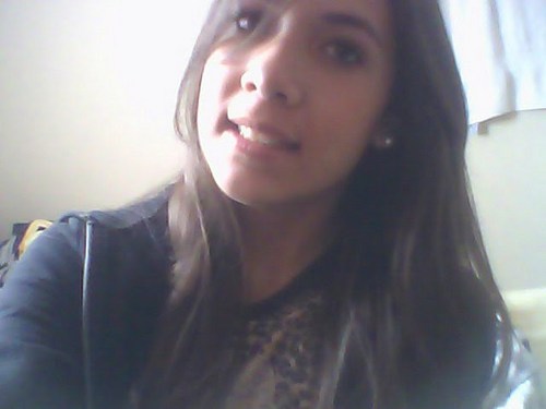 Ariana,15 anos ,simpatica ,legal,brincalhona,
adoro; sorvete de chocolate, coca-cola e brigadeiro de 
panela...amo minha familia, amigos........=^^=