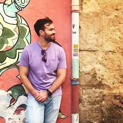 Dir. Nuevos Proyectos Audiovisuales de @Newtral. Director de Asesinas, @GeneracionTOP, @gabdecrisis y @dondeestabas. Guionista. Teatrero vocacional. Malagueño.